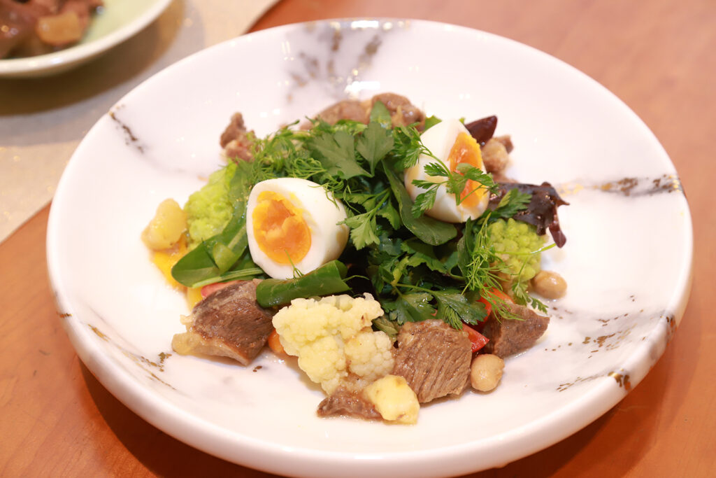 コンビニで販売されているサラダにコンフィを合わせるとレストランの一品に早変わり